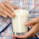 Коли пити кефір, щоб він приніс найбільше користі: вранці чи ввечері, натщесерце або після їжі