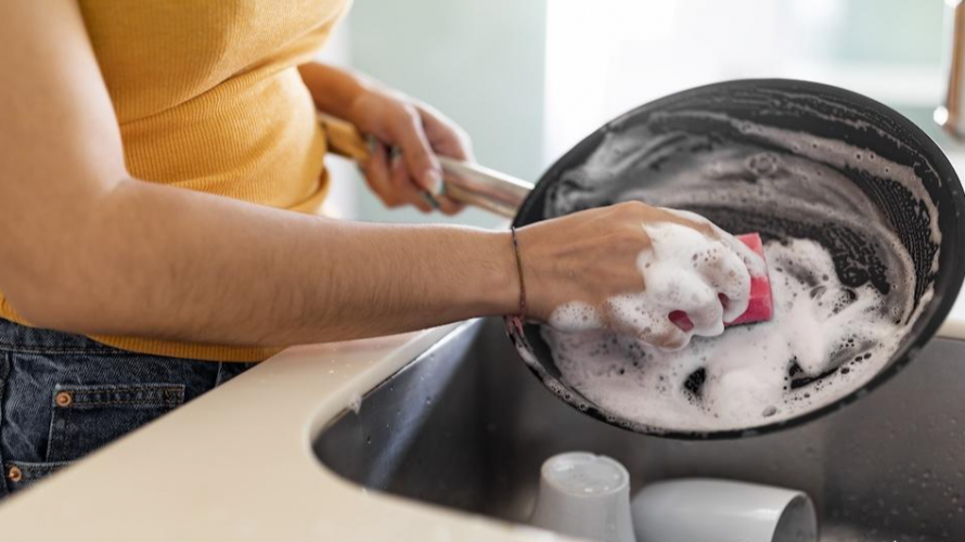 «Чарівник» лайфхак швидко розчинить нагар: як відмити сковороду з антипригарним покриттям