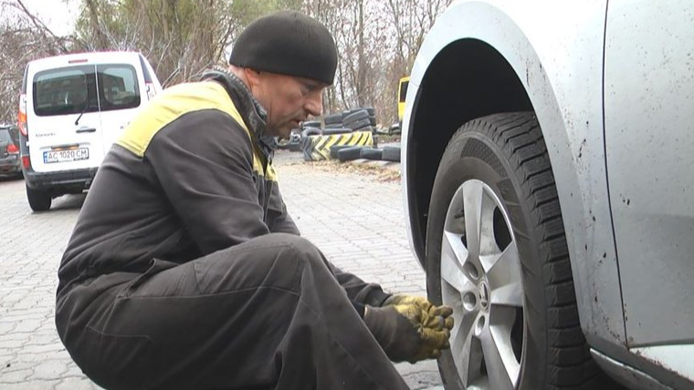 Неочікувана зима: на шиномонтажах Луцька ажіотаж