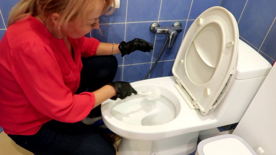 1 ложка цього засобу — і ваш унітаз блищить як новий: наліт зникає на очах