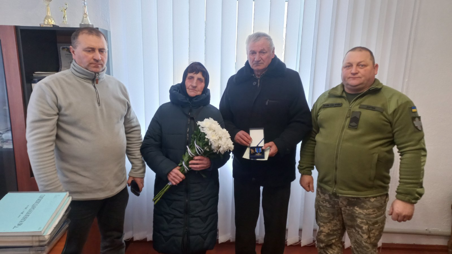Життя обірвалося на позиції: на Волині батькам полеглого на війні сина передали посмертну нагороду