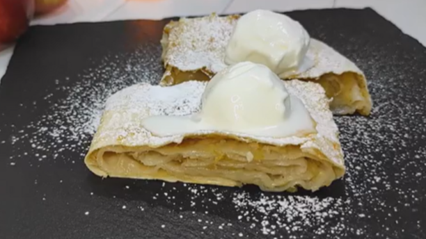 Швидкий та бюджетний штрудель з лаваша —  ідеальний десерт, коли гості вже на порозі