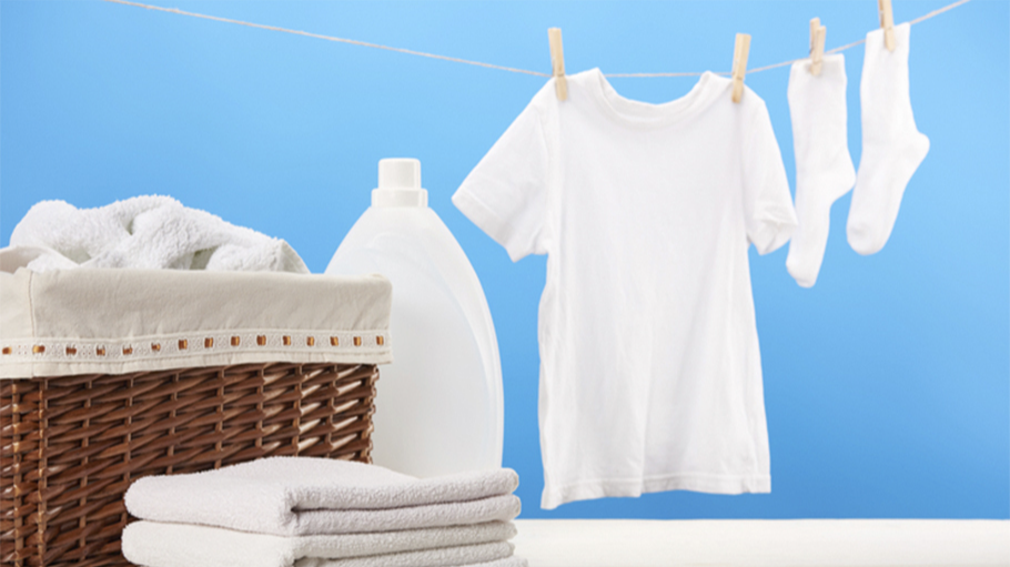 Ефект «як з магазину»: повертаємо білим речам колір за одне прання