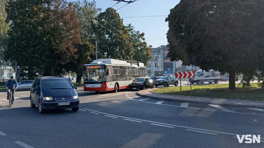 Ранкова аварія у Луцьку: зіткнулися автівка та тролейбус