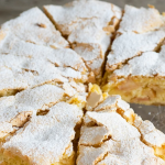 Ідеальна яблучна шарлотка: простий десерт, який завжди вдається