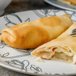 Налисники з яблуками — ніжний десерт, який закохує з першого шматочка