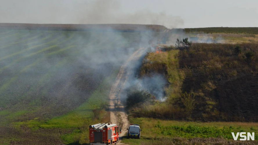 Біля Луцька горіло пів гектара поля