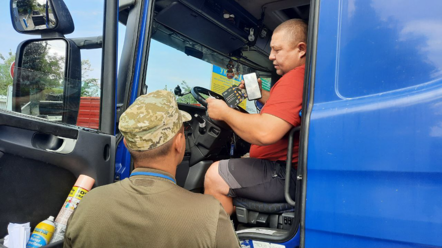 Не лише перевірка паспортів: що прикордонники роздають на волинських пунктах пропуску