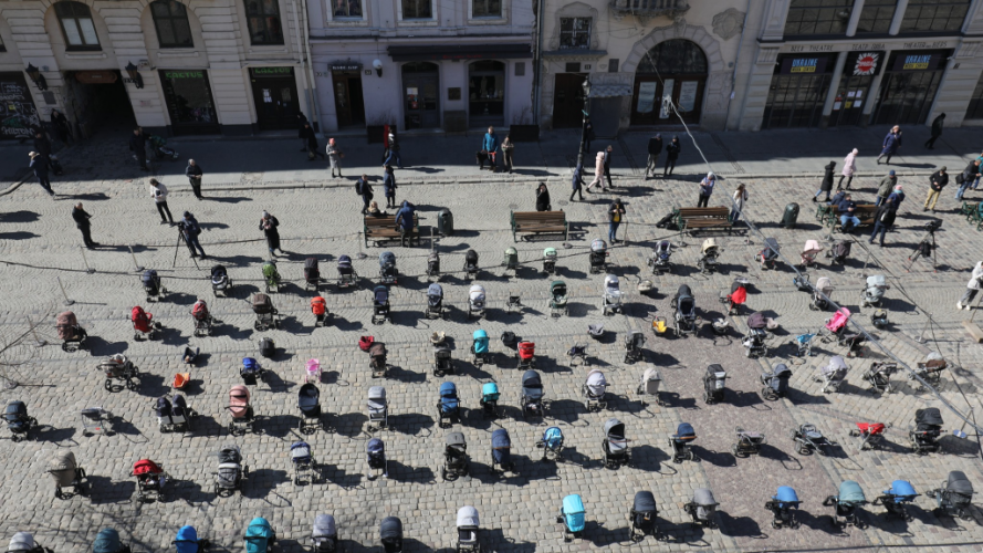 На львівській площі виставали порожні візочки, як символ загиблих дітей
