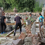 Студенти організували толоку на території будинку скульптора Миколи Голованя в Луцьку