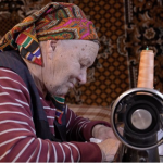 «Баба як на роботі»: 79-річна волинянка шиє адаптивний одяг для військових