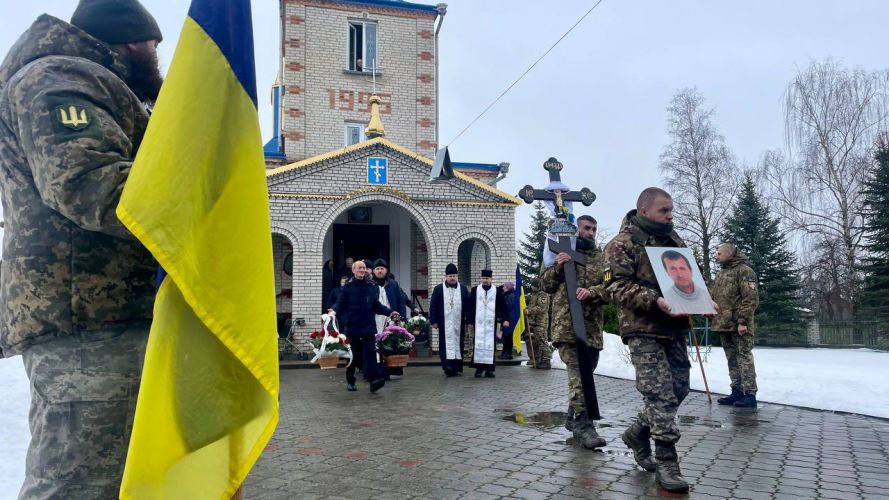 Довгих десять місяців вважався зниклим безвісти: «на щиті» на Волинь повернувся додому Герой Геннадій Абрамчук