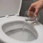 Туалет сяятиме, як новий: як легко відмити навіть старий наліт в унітазі