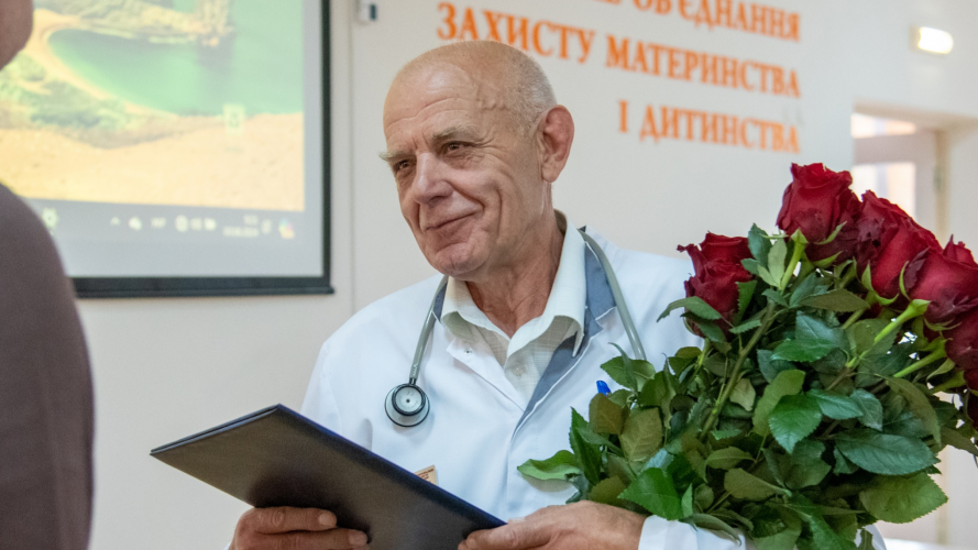 Майже 50 років рятує найменших пацієнтів: лікар-хірург з Луцька відзначає ювілей