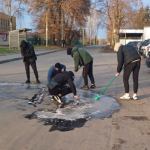 Дрифтували на дорозі — тепер відмивають її: троє хлопців із Луцька чистять асфальт у селі