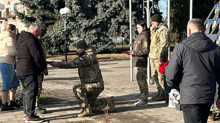 Витягував «трьохсотих», «двохсотих», ризикуючи собою: на Волині рідним загиблого 26-річного капітана вручили його орден