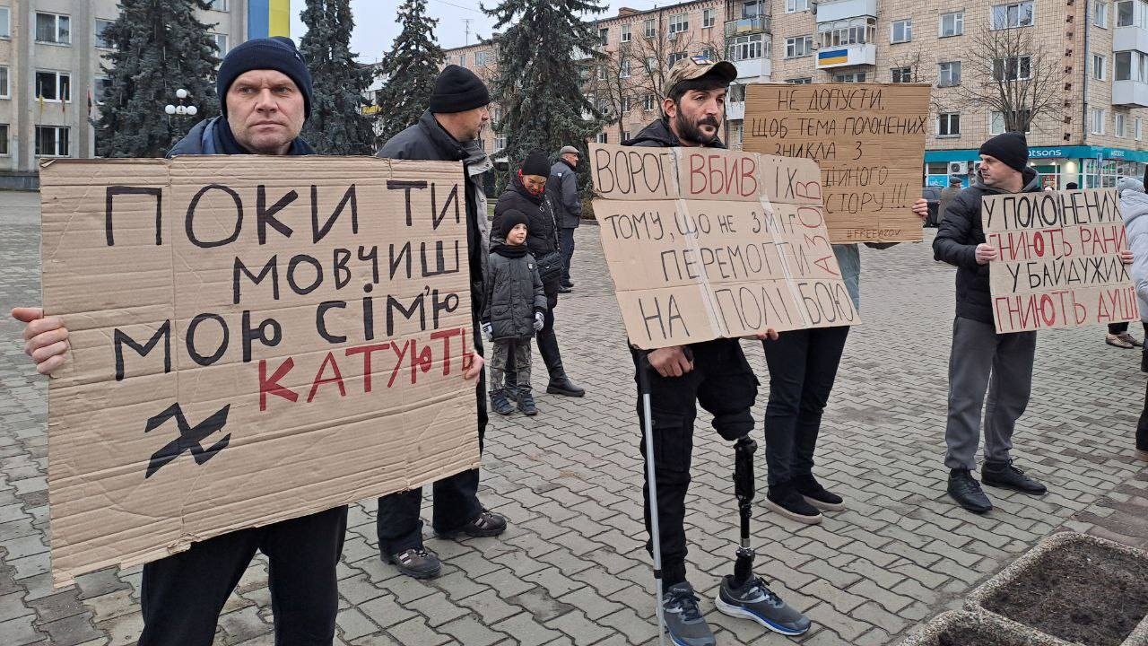 «Не мовчи! Полон вбиває»: на Волині пройшла акція підтримки полонених бійців полку «Азов»