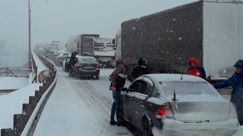 Ростовську область паралізував сильний снігопад: на дорогах застрягли тисячі автівок. Відео