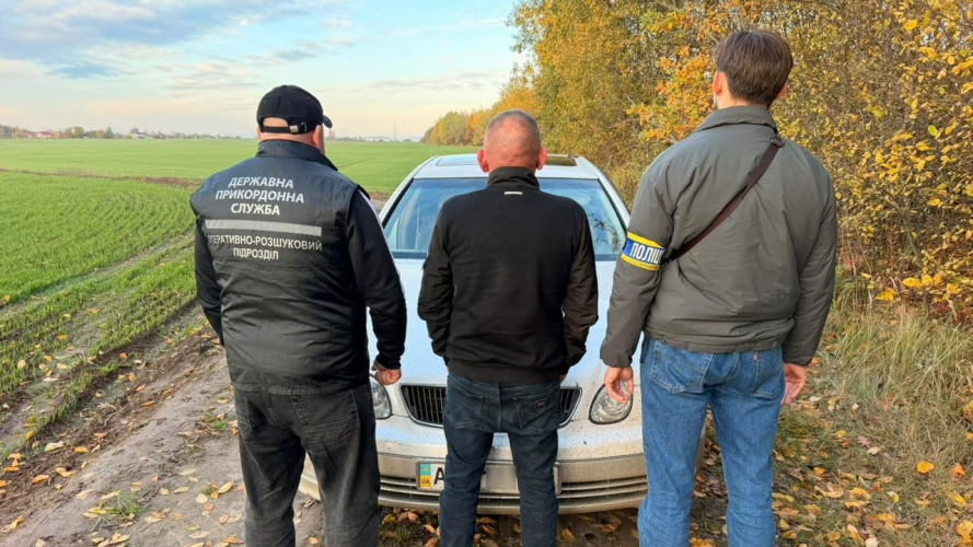 На Волині чоловік за $15 тисяч виготовляв документи для незаконного виїзду за кордон