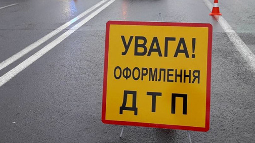 На Волині автомобіль з'їхав у кювет з водою: двоє постраждалих