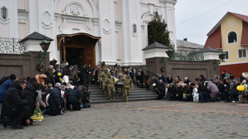 Навіки 53: у Луцьку в останню путь провели полеглого на війні Героя Юрія Смикала