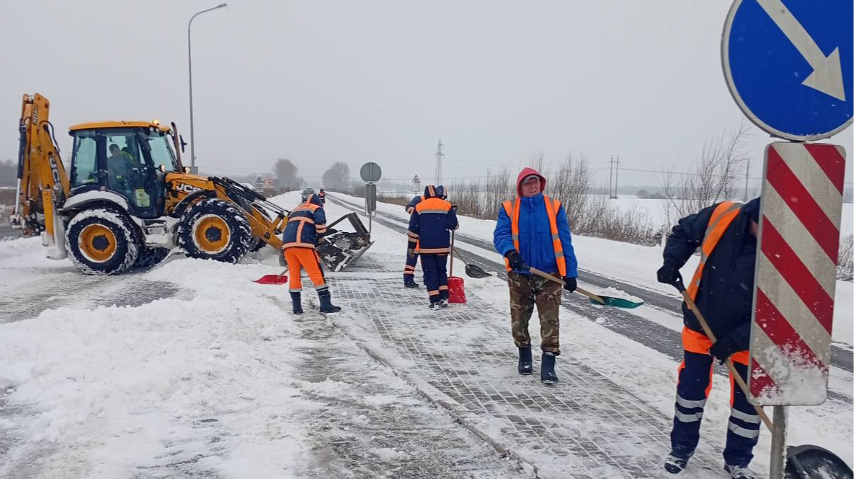 На автошляхах Волині ліквідовують наслідки негоди – задіяно понад 60 одиниць техніки