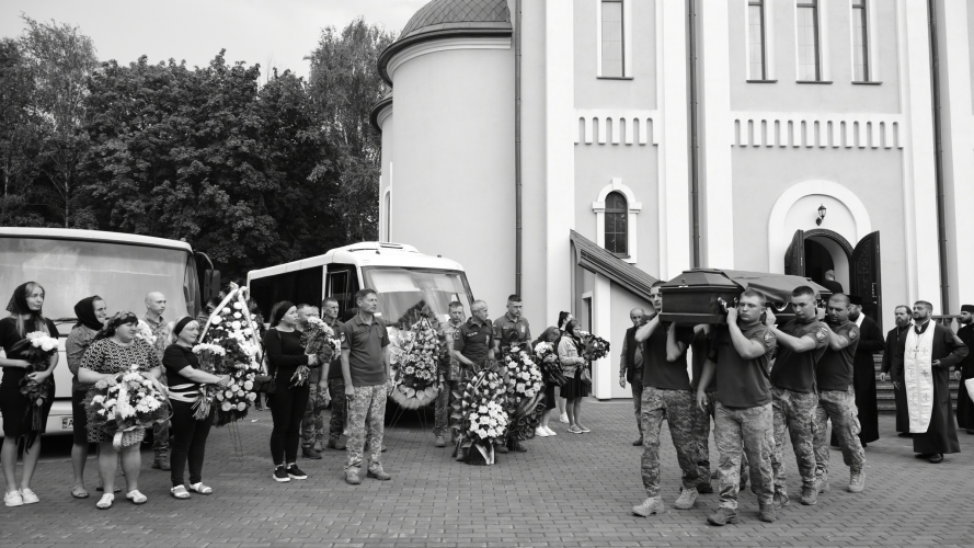 У Луцькій громаді провели в останню дорогу захисників України Віталія Велічка і Антона Бучка. Фото