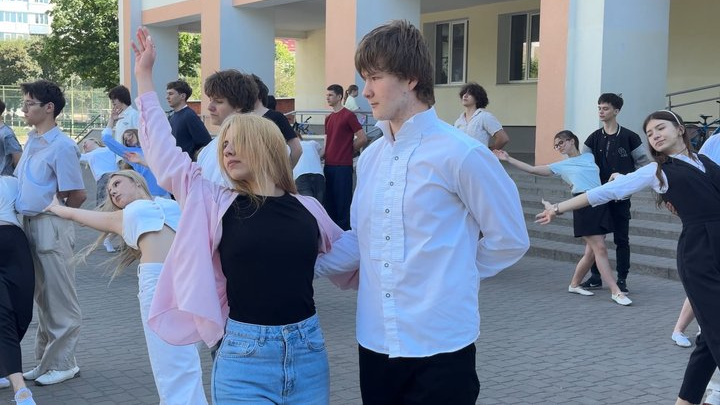 Як у Луцьку готуються до шкільного вальсу випускники - відео