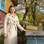 Донька зниклого безвісти воїна з Волині доглядає батькову пасіку, чекаючи на його повернення