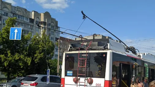 У Луцьку біля «Там Таму» у тролейбуса під час руху обірвалися дроти: утворився затор. Фото