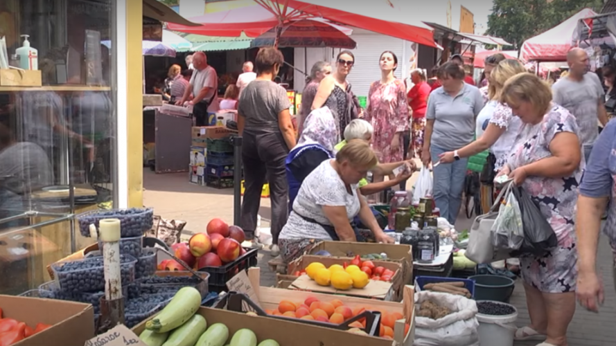 У Луцьку на ринках продають свіжу домашню городину: ціни