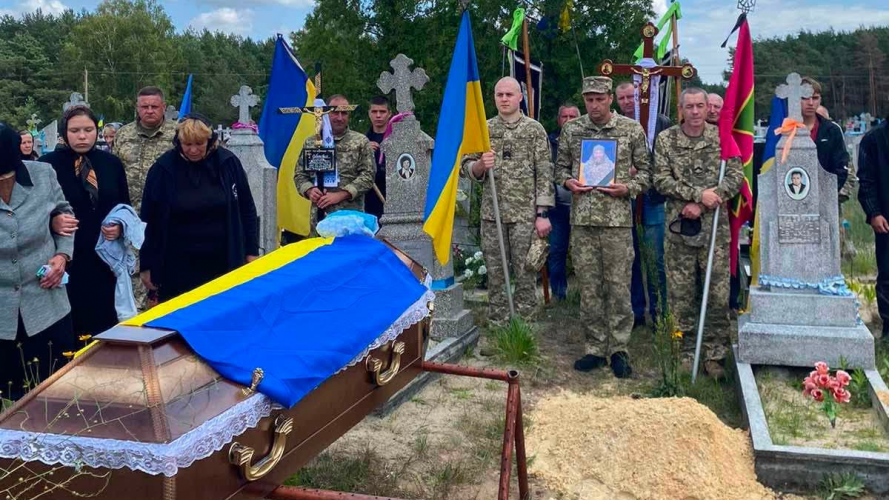 «На щиті» повернувся додому: на Волині поховали Героя Миколу Соботовича