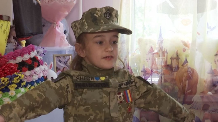 «Найкращий командир»: бійці волинської бригади нагородили доньку загиблого Героя  за її вклад у перемогу
