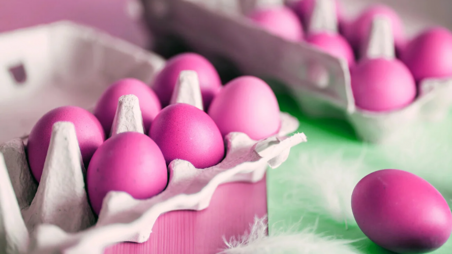 Рожеві крашанки без барвників: як легко пофарбувати яйця буряком до Великодня