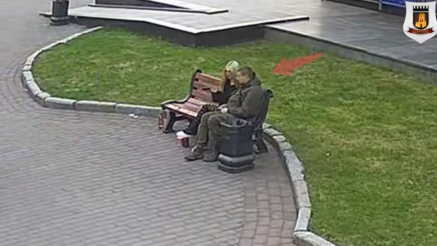 У центрі Луцька дівчина влаштувала «тир» і влучила у тролейбус