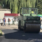 Кукурудза з присмаком асфальту: у місті на Волині торгують поруч із дорожнім ремонтом