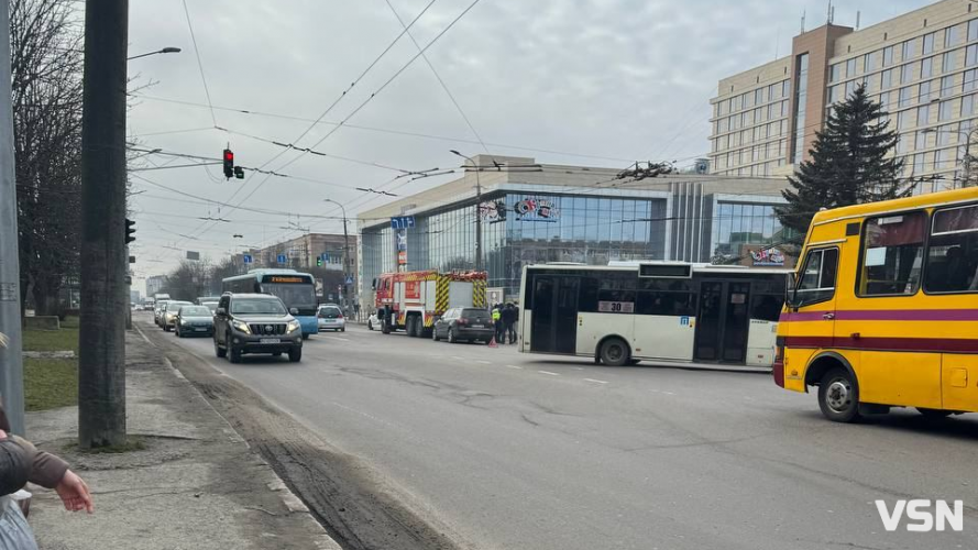 У Луцьку на Рівненській позашляховик в'їхав у пожежну машину, - очевидці