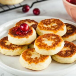 Один інгредієнт — і сирники тануть у роті: кулінарний трюк, який змінює все