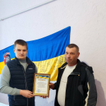 Тато й син пліч-о-пліч захищають країну: батькам капітана з Волині вручили нагороду