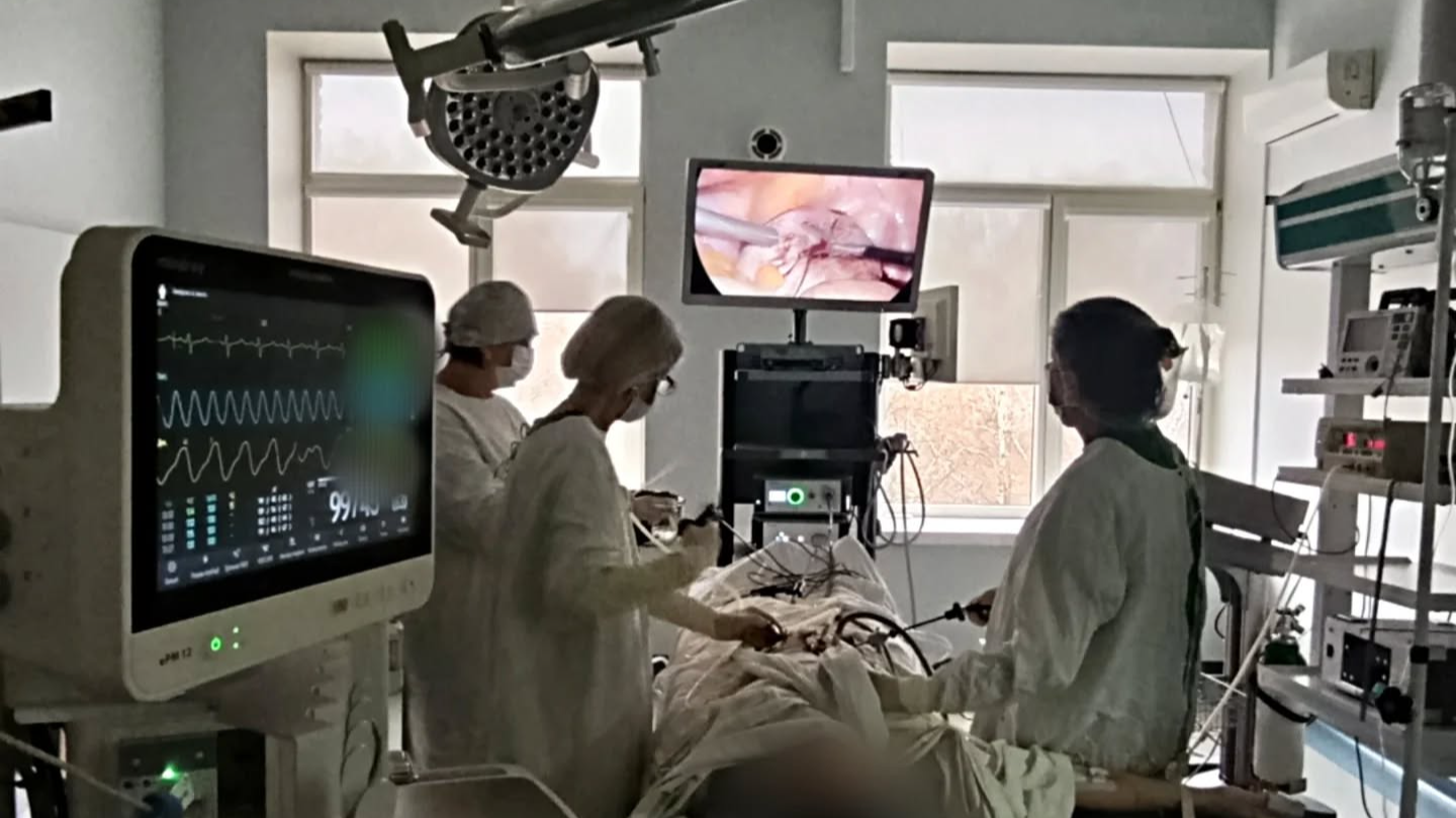 Скаржилась на гострий біль у нижній частині живота: на Волині лікарі видалили кісту 20-річній дівчині