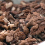 На Волині зросли ціни на волоські горіхи: промислових садів немає, урожай забезпечують селяни