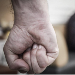 Волинянин бив та ображав своїх родичок на очах у дітей: чоловіка судили