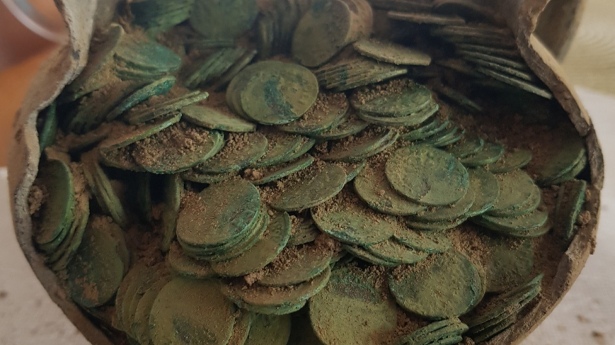У Польщі випадково знайшли старовинні монети у глиняному глечику. Фото