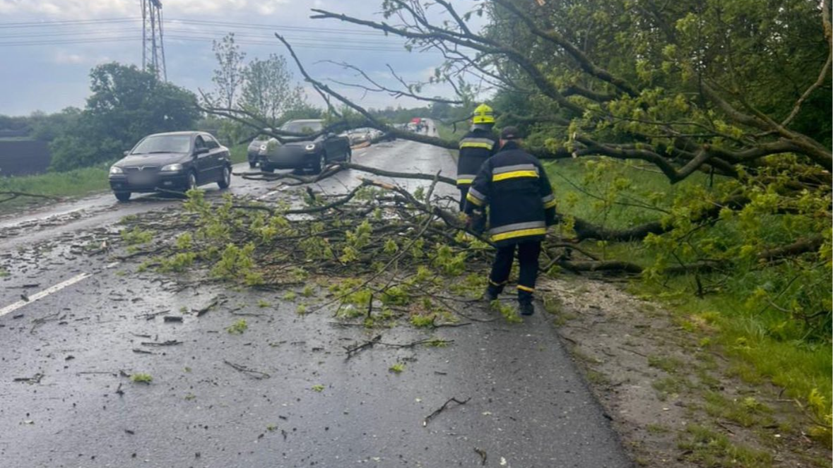 град у Прикарпатті, буревій