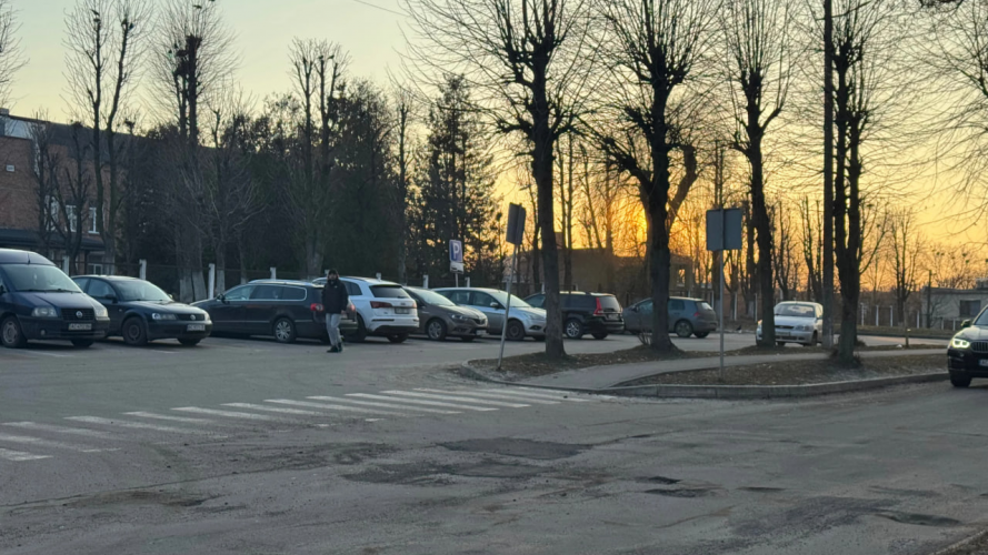 Як на Волині ремонтують аварійні ями на дорогах