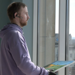 У Луцьку ветеран з ампутаціями обох рук відкриє виставку картин