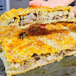 Швидкий м’ясний пиріг на кефірі, який розлітається за 5 хвилин