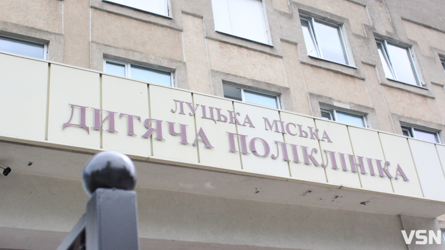 Сколіоз починається з дрібниць: ортопед з Луцька розповів, як вчасно помітити порушення постави у дітей і що з цим робити