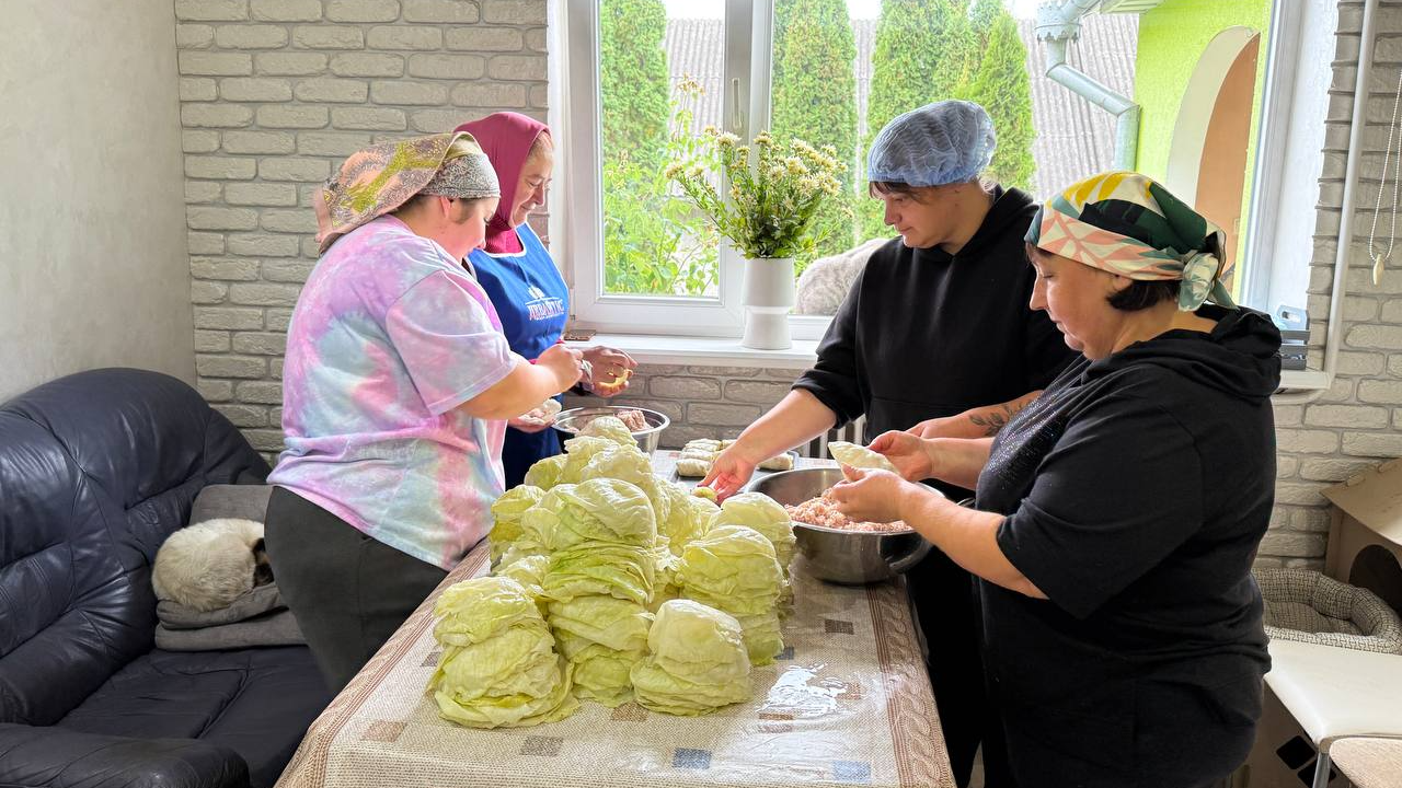 «Ми живемо, щоб пам’ятати»: історія волинської спільноти, яка тримає тил і вишиває пам’ять про Героїв