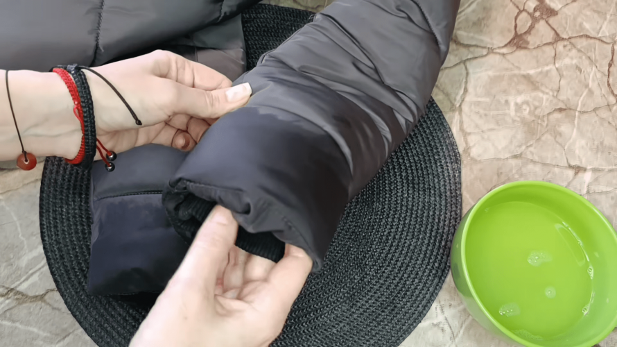 Як швидко видалити засмальцьовані плями на верхньому одязі вдома